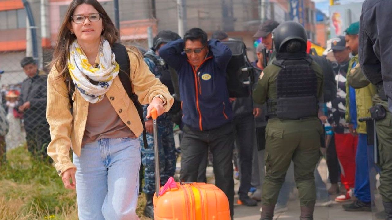 Se rehabilita el acceso al aeropuerto de El Alto tras retiro de los bloqueadores
