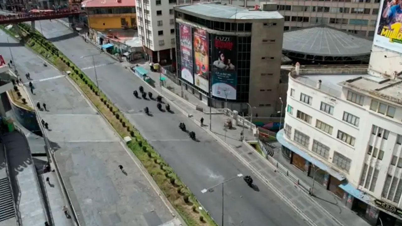 Manifestantes se repliegan del centro paceño tras gasificación de la Policía 