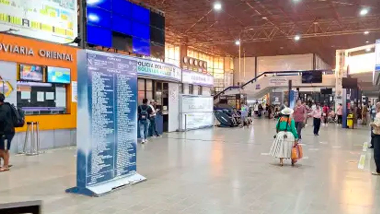 “De cuatro trabajadores quedamos uno”: Bloqueos golpean el empleo en la Terminal Bimodal cruceña