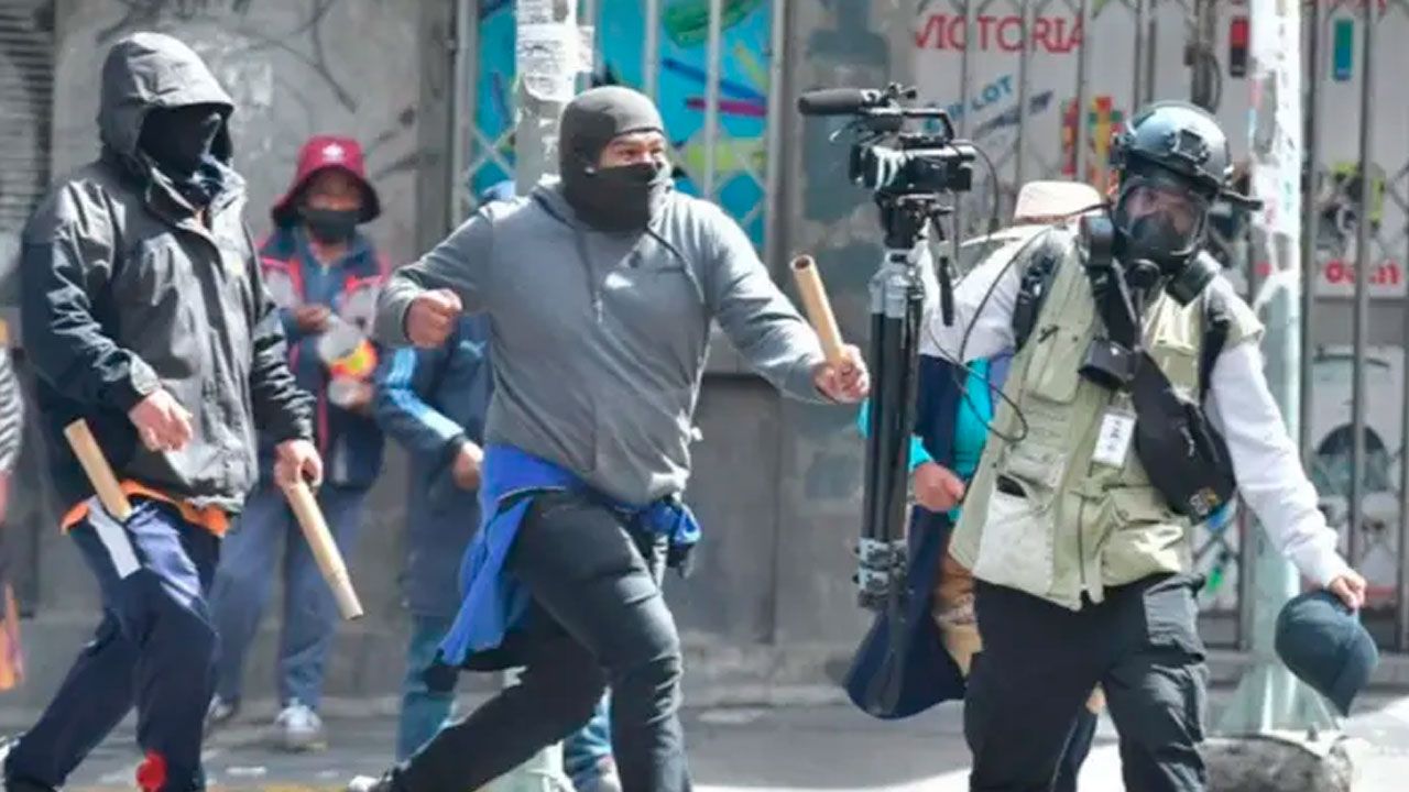 Cancillería exige frenar la violencia contra periodistas tras agresiones en La Paz