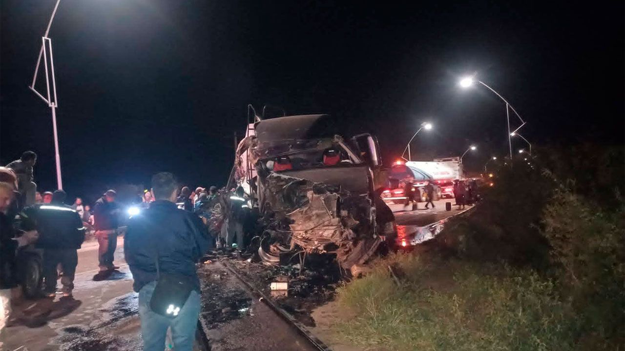 Tren choca contra cisterna en Villa Montes y derraman diésel