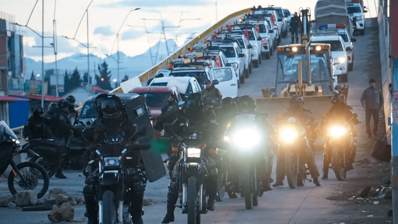 Contingente policial y militar avanza en la ruta La Paz – Oruro, pero bloqueos reaparecen en varios sectores