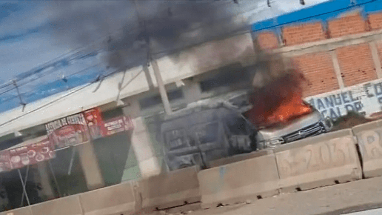  Minibús es incendiado por manifestantes en El Alto tras retomar bloqueos en la ruta La Paz – Oruro