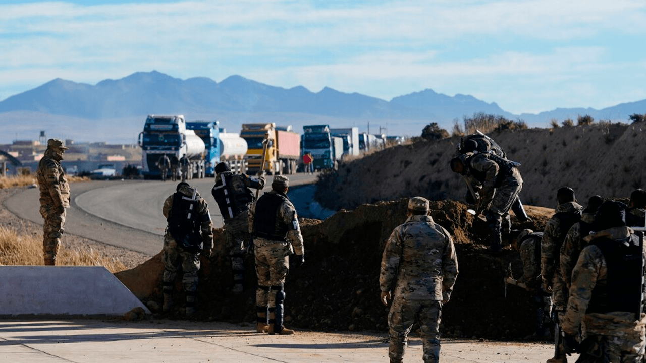 Policía y militares logran paso de camiones y cisternas en Achica Arriba en la ruta La Paz – Oruro
