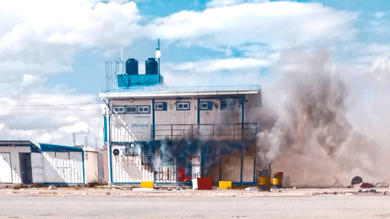 Explosivos y fuego destruyen instalaciones aduaneras en Achica Arriba durante los bloqueos