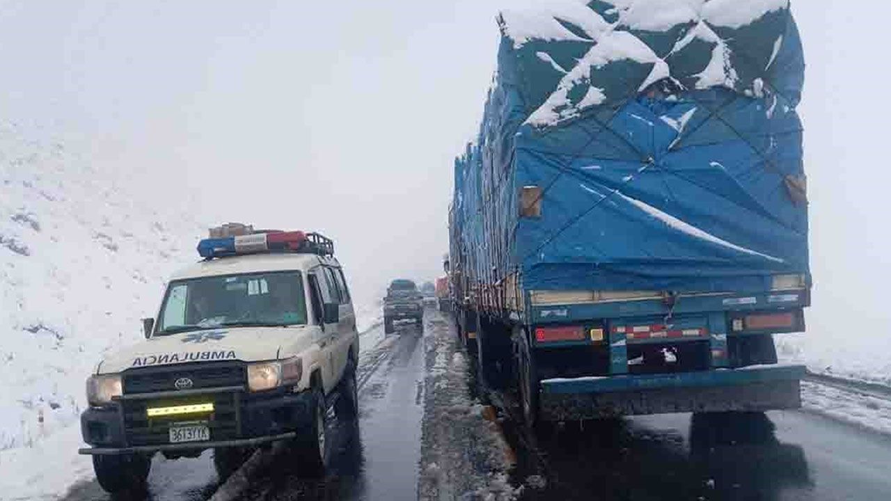ABC monitorea la carretera a los Yungas y exige extrema precaución por densa capa de nieve y hielo en La Cumbre