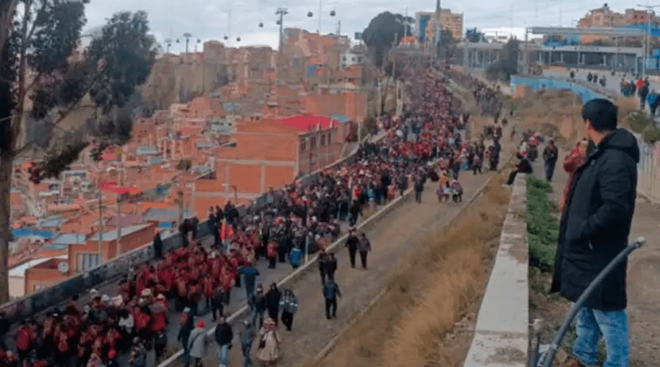 Sectores Campesinos marchan en La Paz para exigir la renuncia de Rodrigo Paz