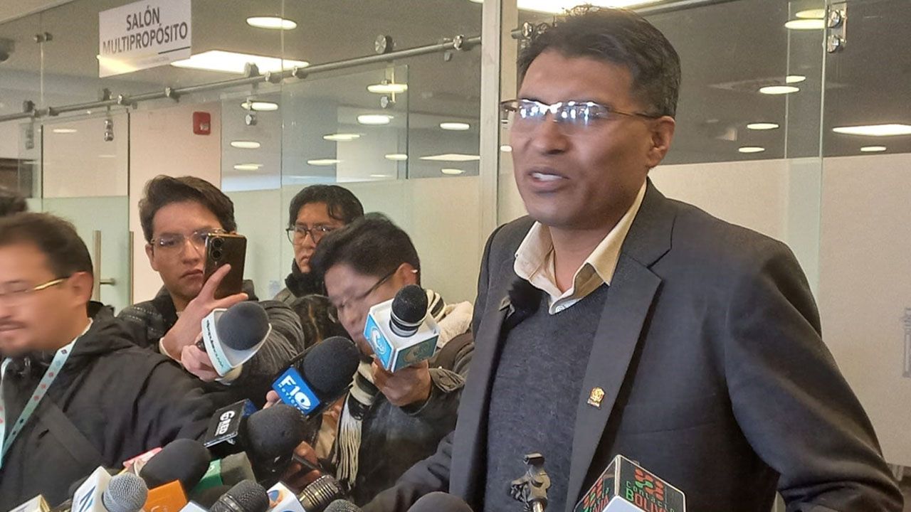 El senador Nilton Condori rechaza la anulación de la Ley 1341 y la califica como un "atentado a la democracia"