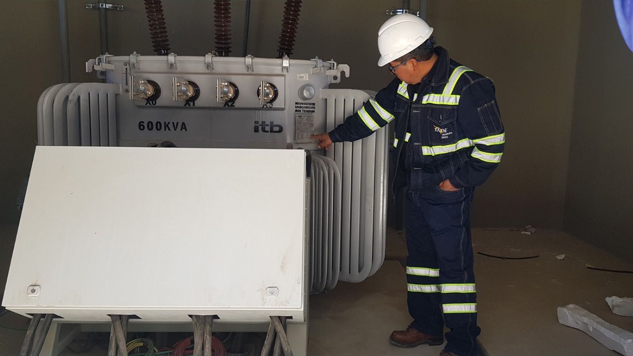 Concluye proyecto eléctrico que aumentará la capacidad de producción de la planta procesadora de quinua en Oruro.