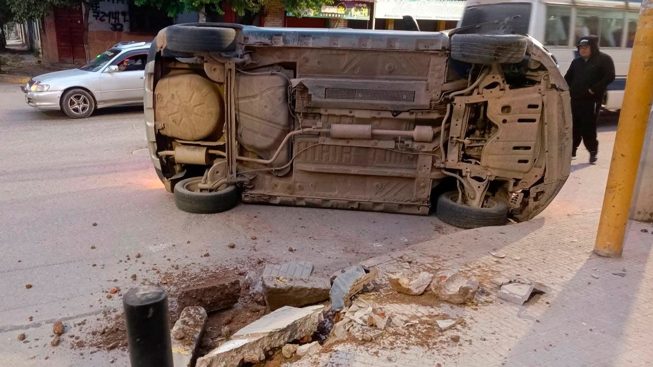 Vagoneta volcó en la avenida Santa Cruz y dejó heridos