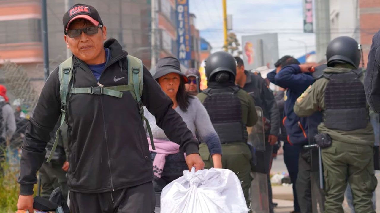 Bloqueos restringen el acceso al aeropuerto internacional de El Alto