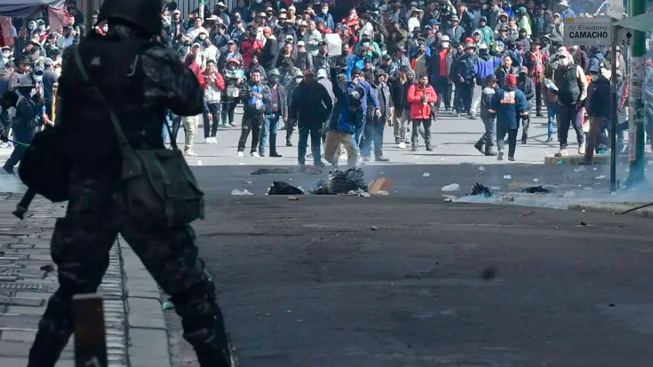 Policía gasifica a marchistas que intentaron rebasar anillo de seguridad en plaza Murillo