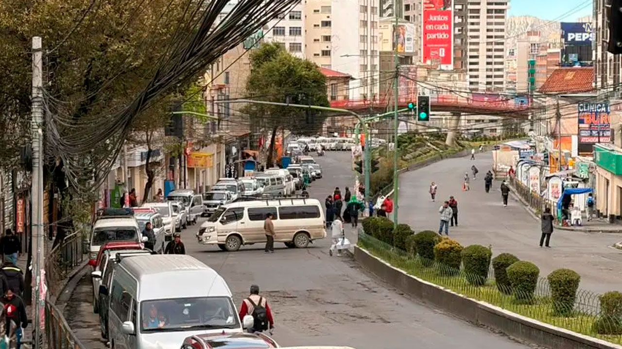 Filas y bloqueos afectan el tránsito por falta de combustible