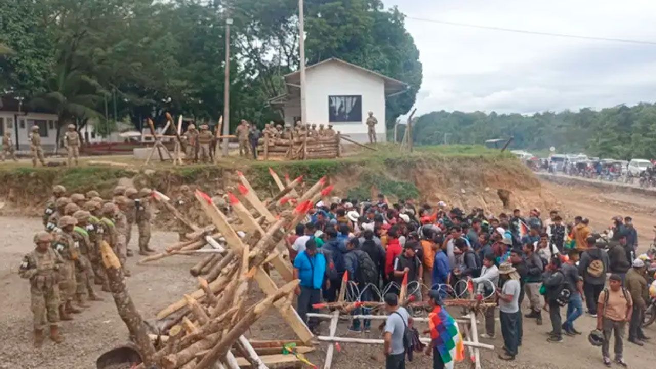 Cocaleros instalan vigilia en la Novena División del Ejército en el trópico
