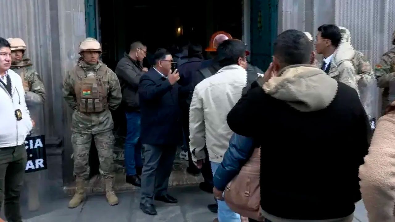 Sectores sociales ingresan a Palacio de Gobierno en medio de los bloqueos
