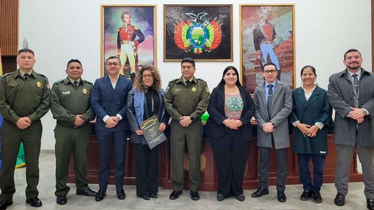 Policía reconoce a fiscal de Santa Cruz por lucha contra el racismo