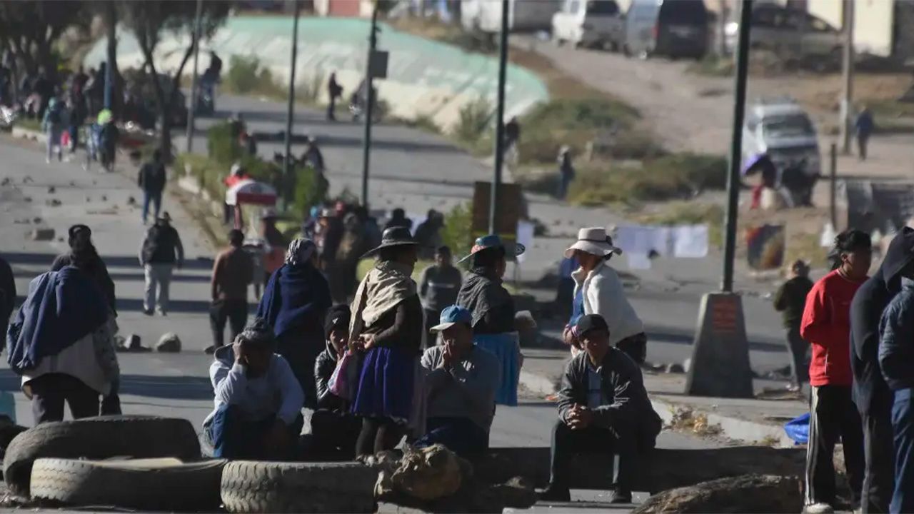 Bolivia amanece con más de 50 puntos de bloqueo en cinco departamentos en el día 26 de protestas