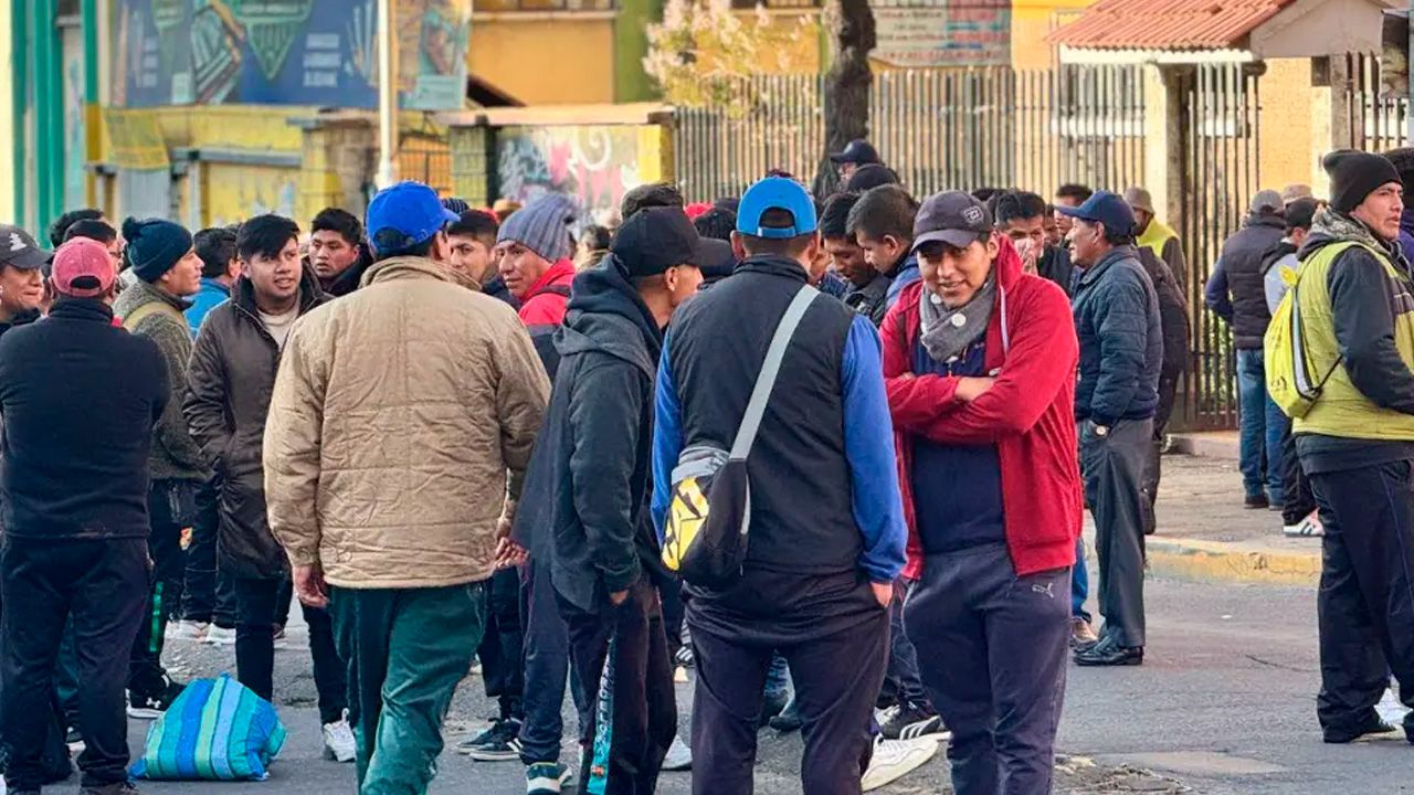 Bloqueos y protestas del transporte público paralizan La Paz ante la escasez de carburantes y fallas de calidad