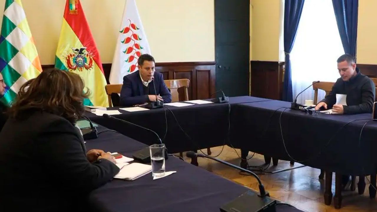 Comisión de Diálogo convoca a Rodrigo Paz y sectores movilizados para este miércoles