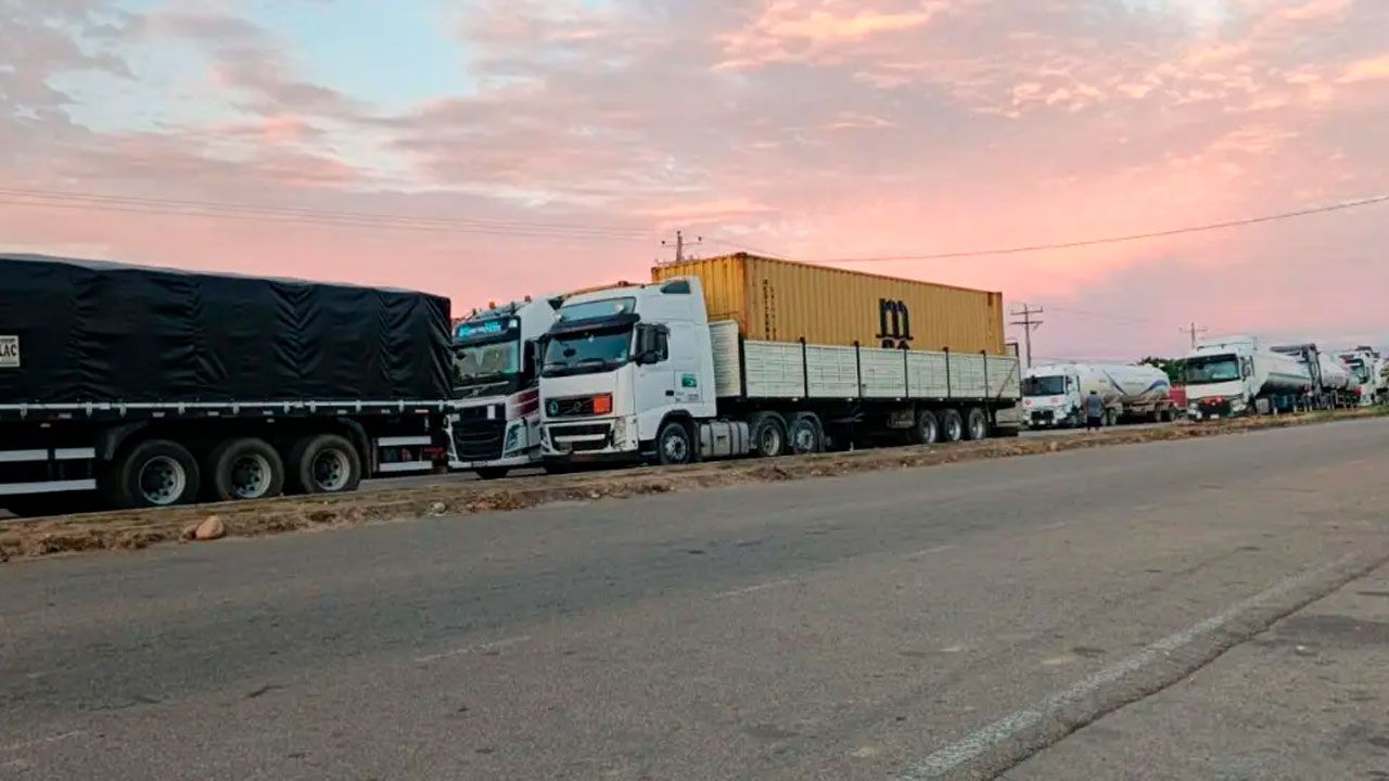Más de 5.000 camiones esperan que carreteras sean liberadas, afirma la cámara de transporte del oriente