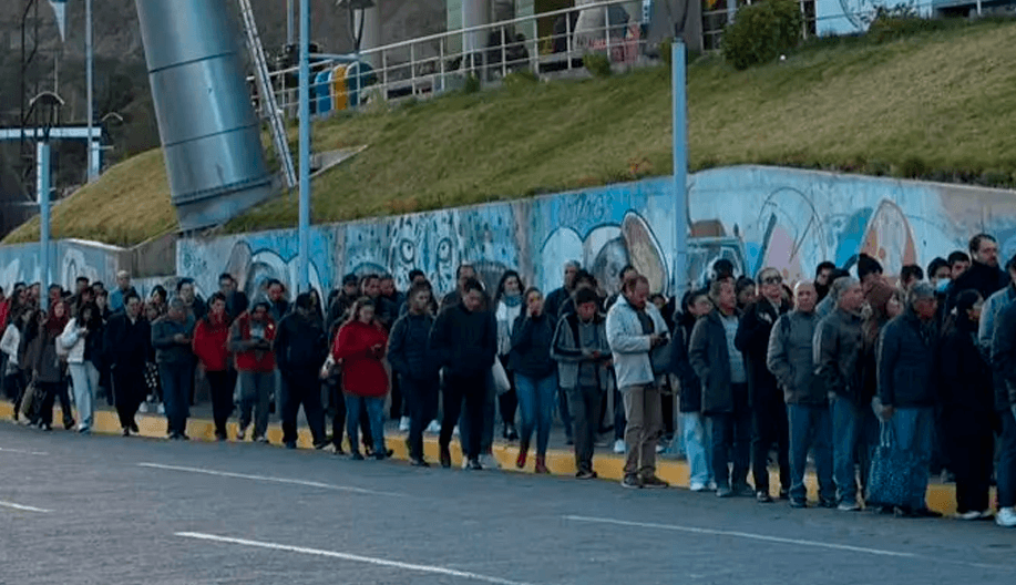 Choferes paralizan el transporte en La Paz y El Alto por conflicto de combustibles y protestas