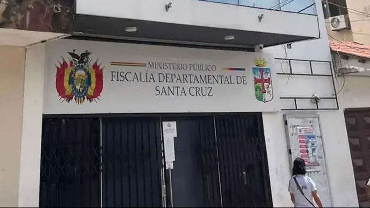 Alcaldía cruceña denuncia a cuatro exfuncionarios por venta de ítems, cobros y títulos falsos