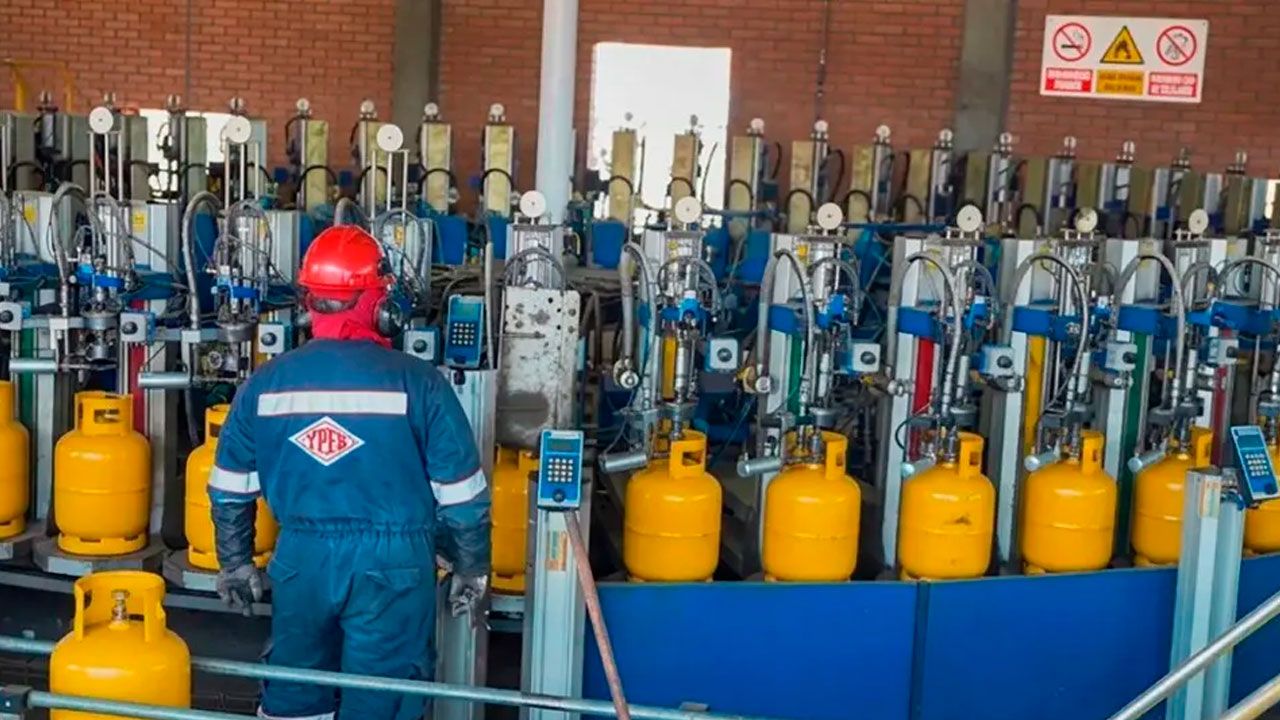 Funcionario de YPFB y dos choferes son aprehendidos por presunto robo de gas en senkata