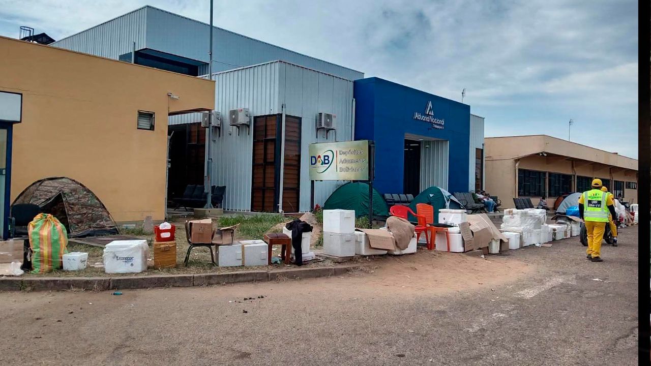 Largas esperas en Viru Viru por envíos a La Paz