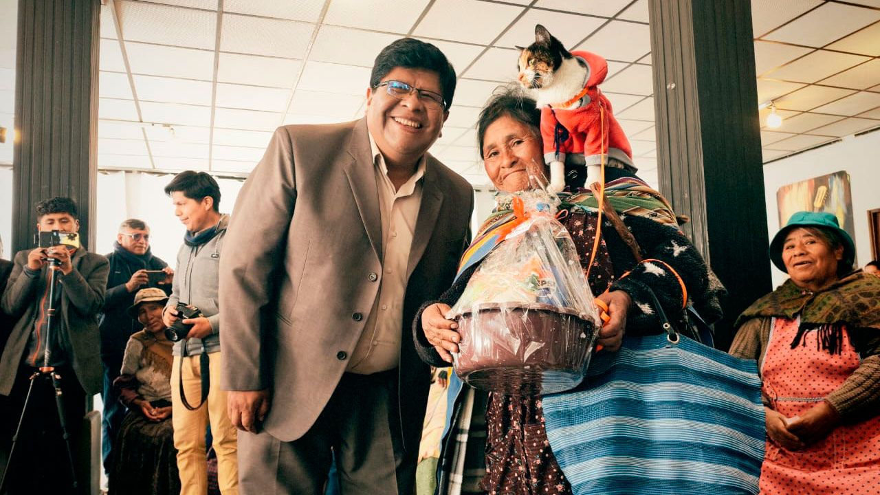 Alcalde de el alto homenajea a madres del sector informal con entrega de presentes