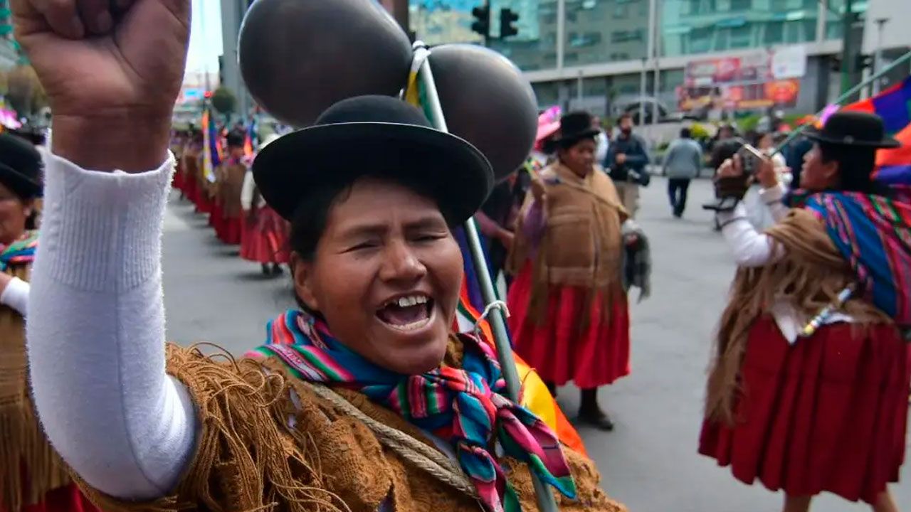 Marcha de mujeres de la COB llegó al centro de la paz con cacerolas