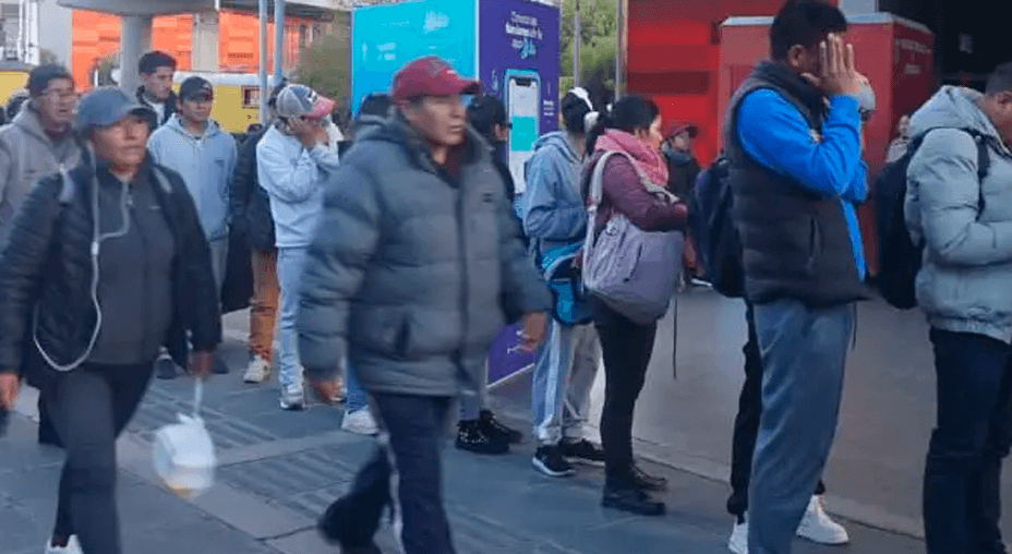 Choferes mantienen paro indefinido en La Paz y El Alto por falta de combustibles