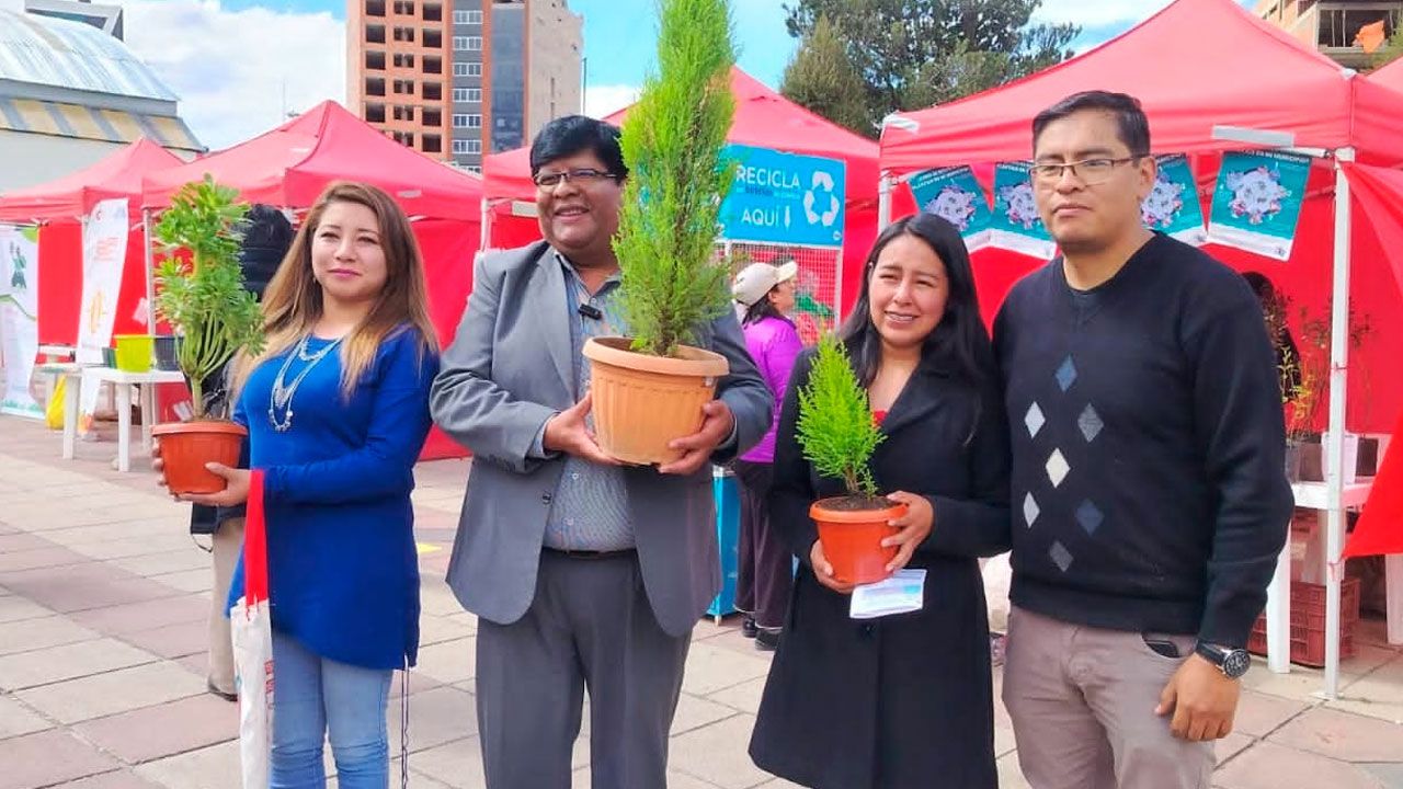 “Eco-Trueque”: vecinos y estudiantes cambian plástico por plantines en el alto