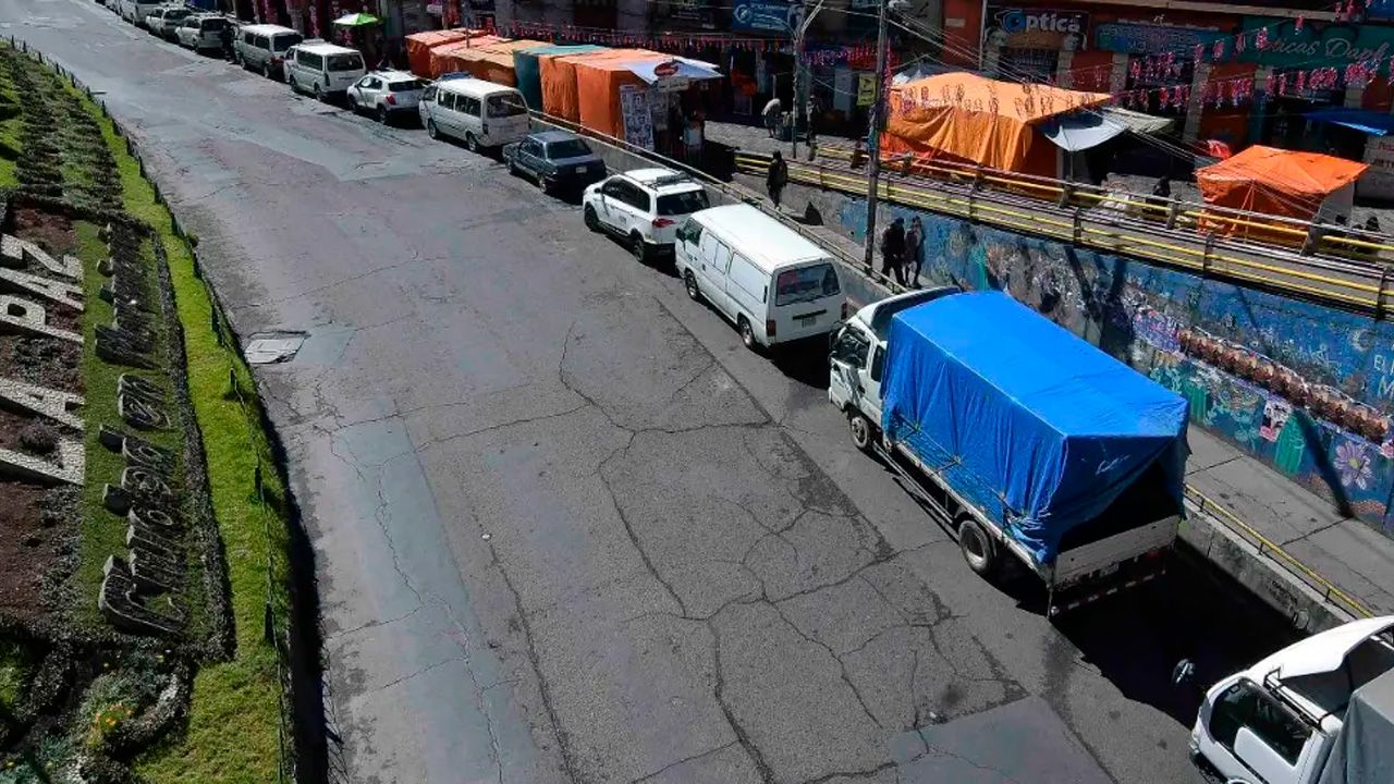 Choferes cumplen su tercer día de paro indefinido en La Paz ante la escasez de gasolina y el incumplimiento del Gobierno