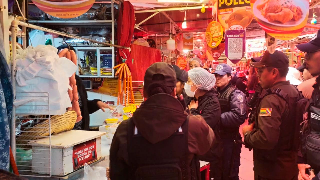 Inspeccionan más de 16 puestos de venta de carne en el mercado satélite de el alto