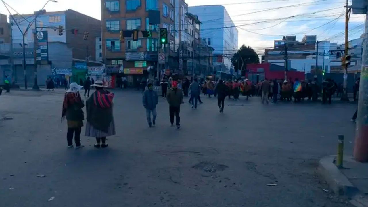 Policía interviene tras enfrentamiento entre vecinos y bloqueadores en El Alto