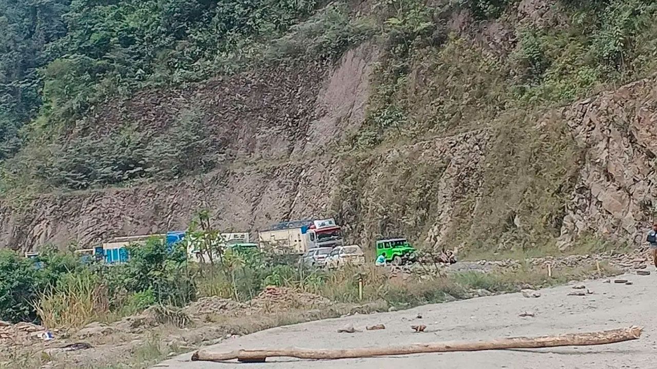 Transportistas de los yungas advierten que pobladores podrían salir a desbloquear carreteras