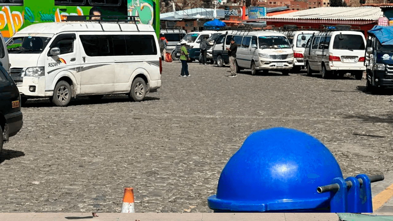  Salidas de buses hacia los Yungas se realizan de forma "temporal" ante amenazas de reactivar los bloqueos