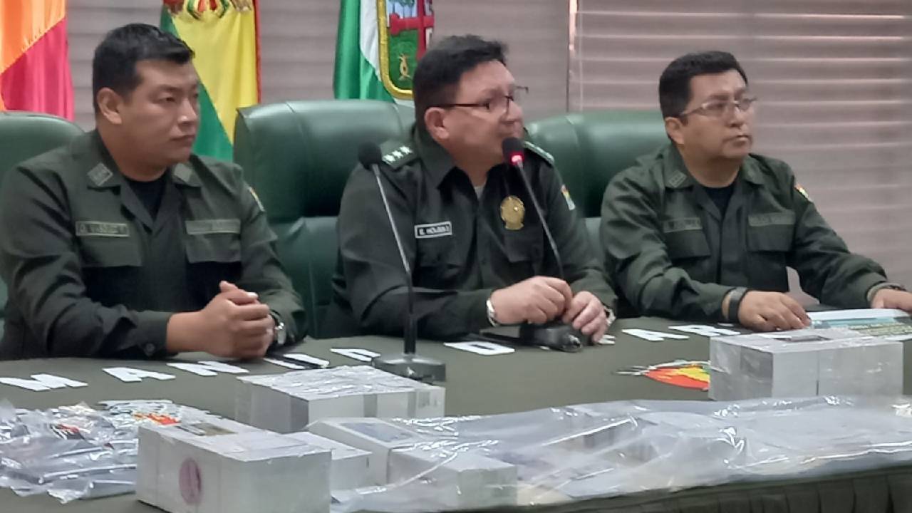 Comandante departamental de la policía busca solución pacífica a bloqueo en ruta nueva Cochabamba