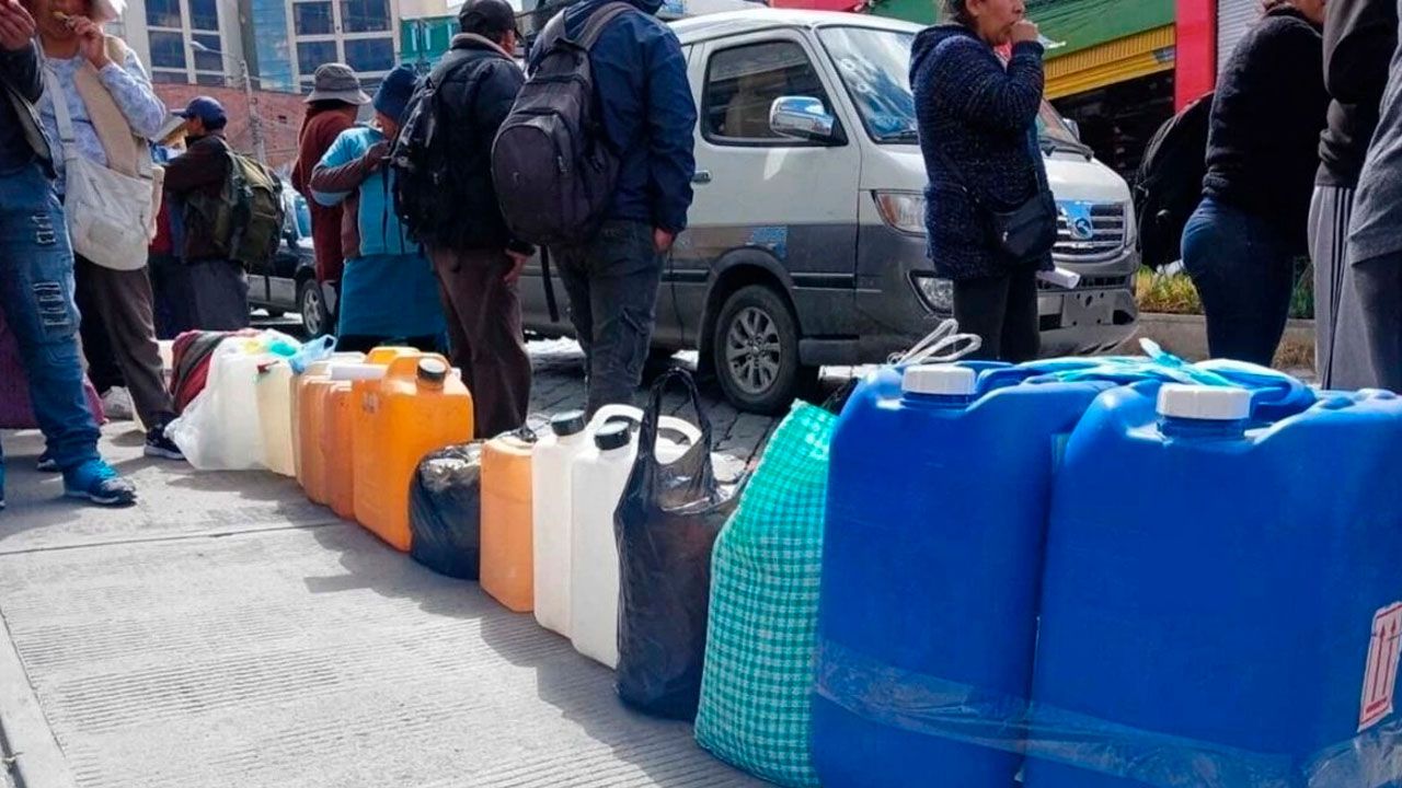 Combustible llegó a venderse en bs 35 por litro durante los bloqueos