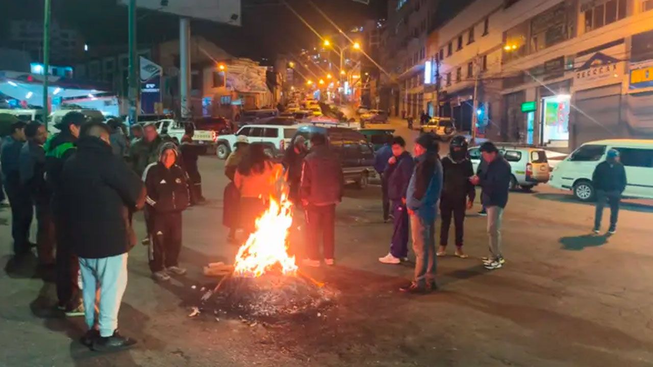 Conductores bloquean calles de La Paz por falta de combustible