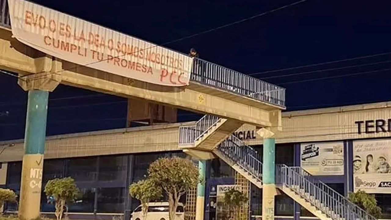 Evo Morales acusa al Gobierno de colgar una pancarta con las siglas de la DEA y el PCC para atentar contra su vida