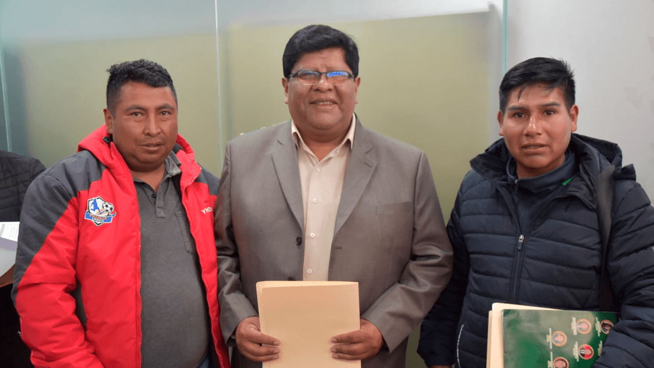 Alcalde Roca entrega planos de zonificación a cinco urbanizaciones de El Alto para posibilitar la gestión de obras