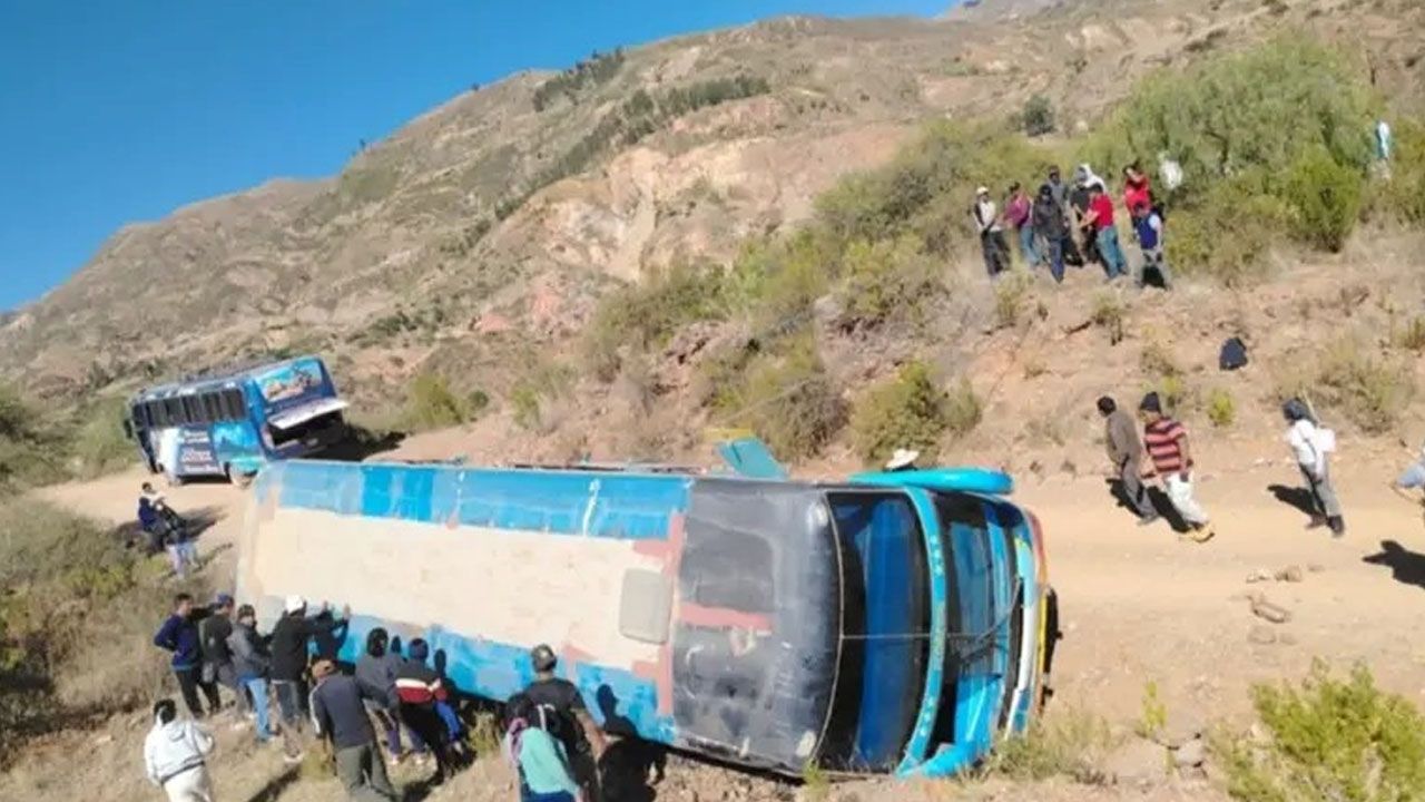 Bus interdepartamental vuelca en una ruta alterna por esquivar los bloqueos entre Oruro y Cochabamba