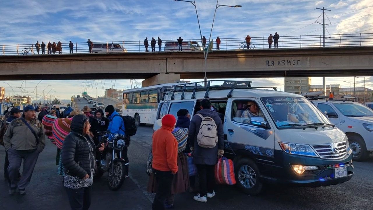 Vecinos y viajeros cansados de los bloqueos intervienen y despejan vías en cinco regiones del país