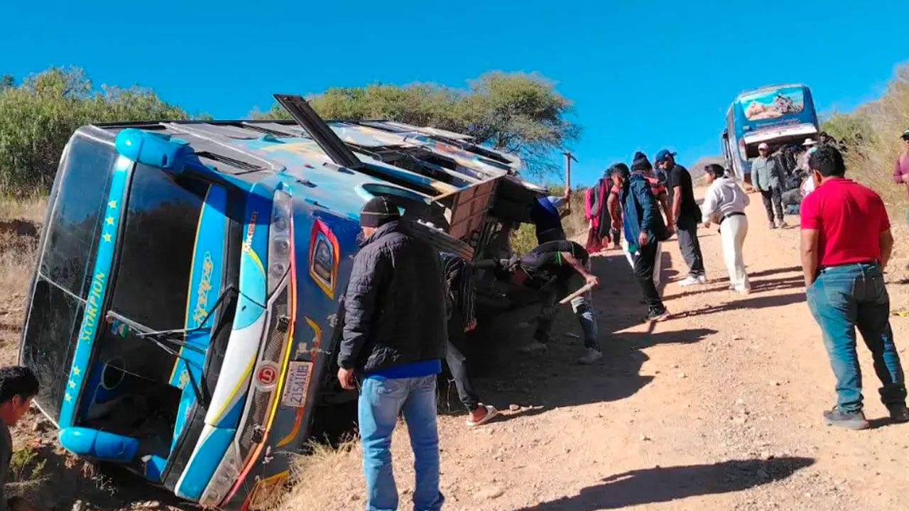 Bus vuelca al intentar evitar bloqueos en ruta hacia cochabamba