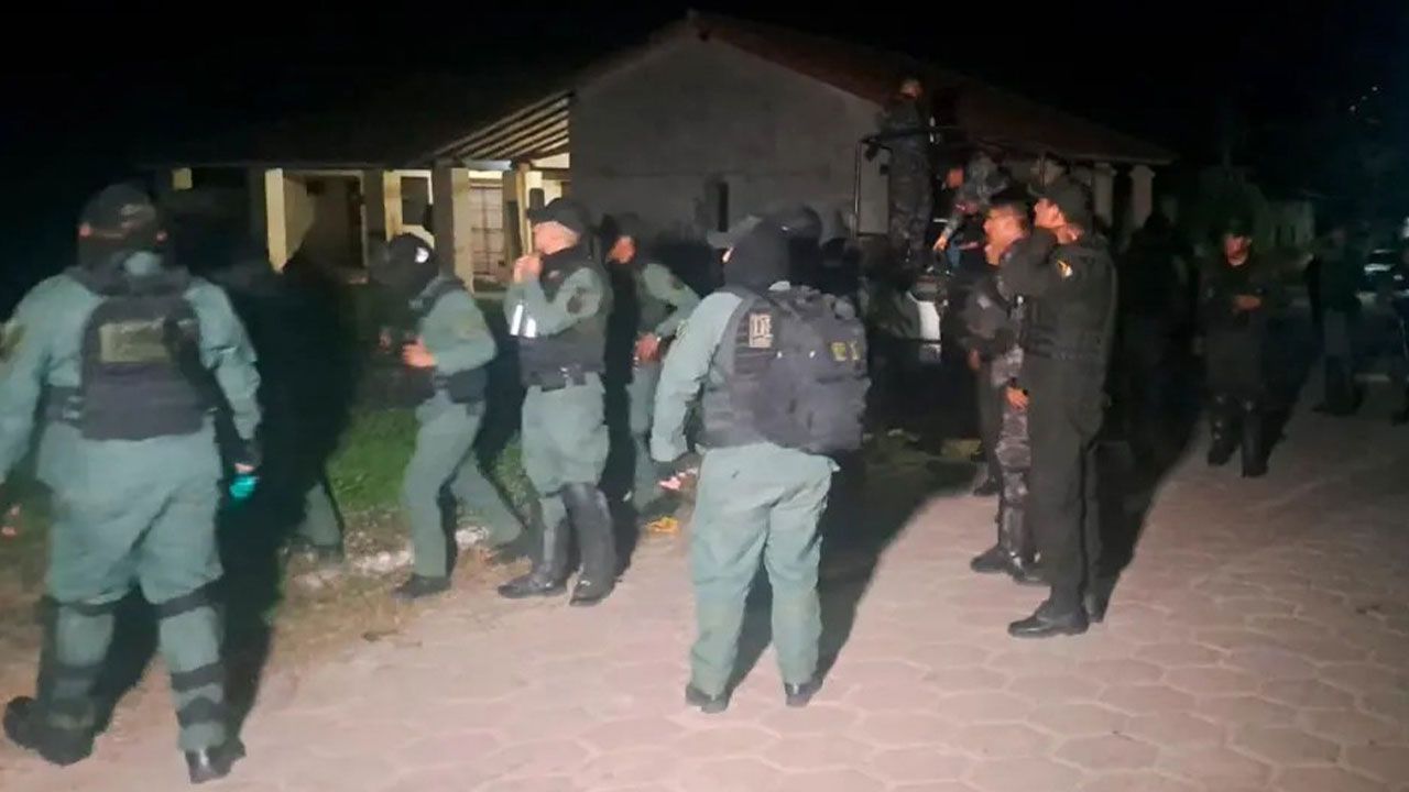 Policía despliega contingente hacia pozo petrolero tomado por campesinos en Santa Cruz