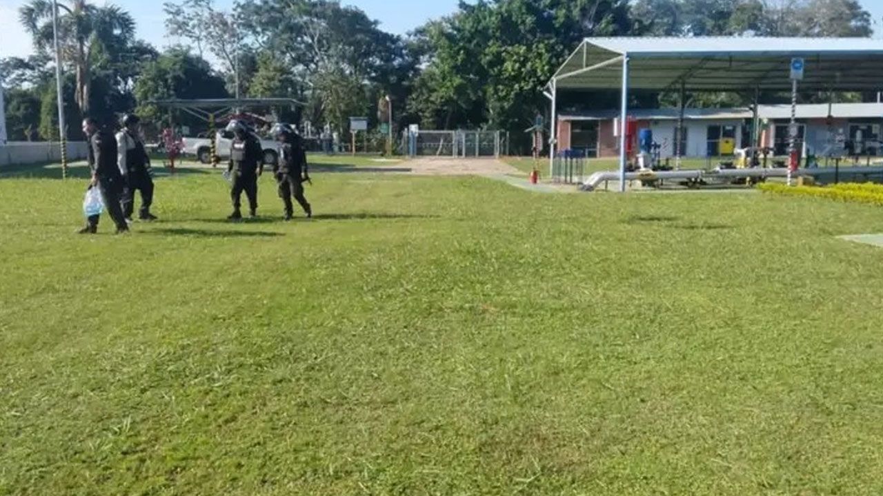 La Policía recupera planta petrolera que estaba tomada por bloqueadores en Santa Rosa del Sara