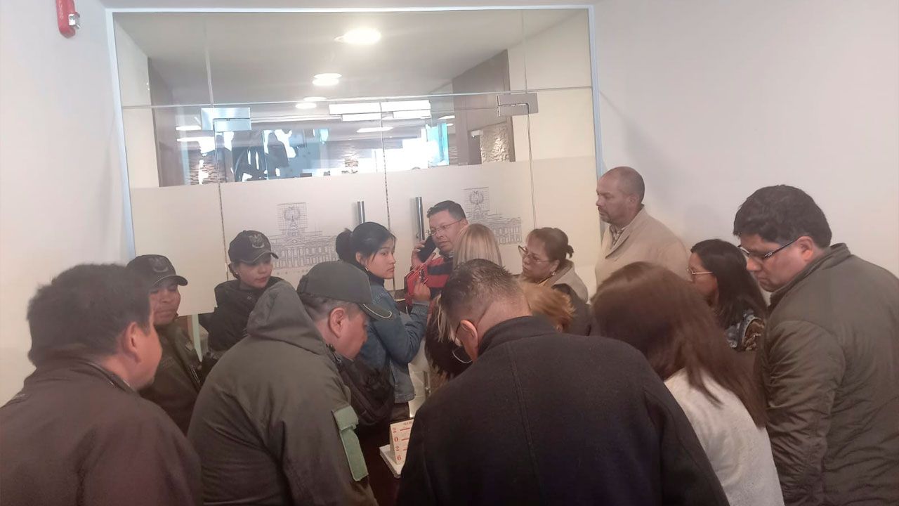 Paz y Lara se reúnen con jefes de bancada en la asamblea legislativa