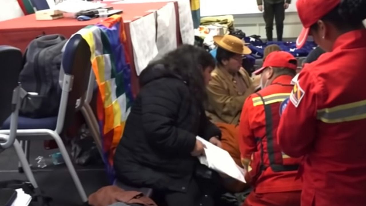 Evacúan a diputado en huelga