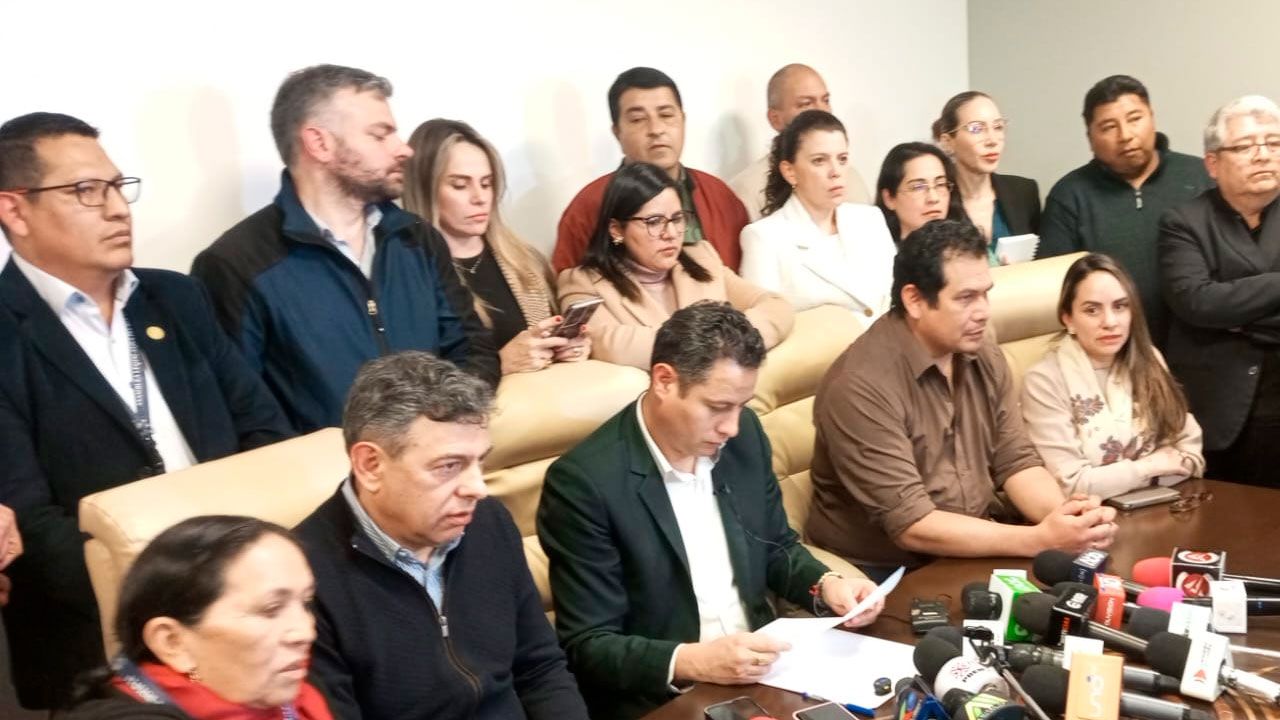 Autoridades acuerdan priorizar el diálogo para buscar una salida al conflicto